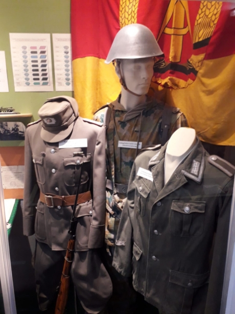 NVA-Uniformen im Militärmuseum Eggesin